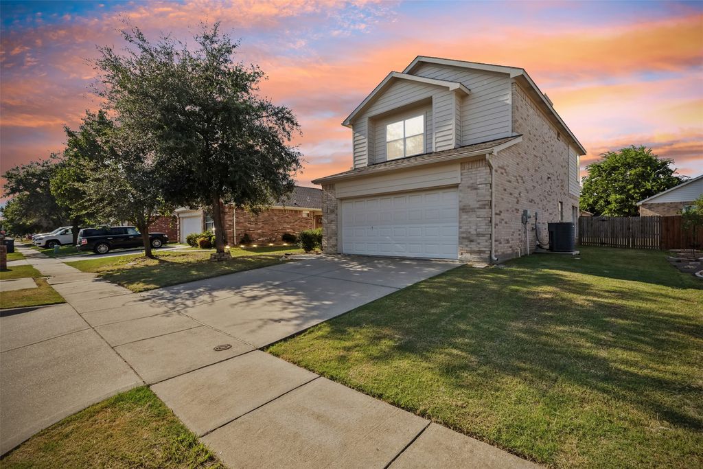 1124 Cottonwood Drive, Crowley, TX 76036