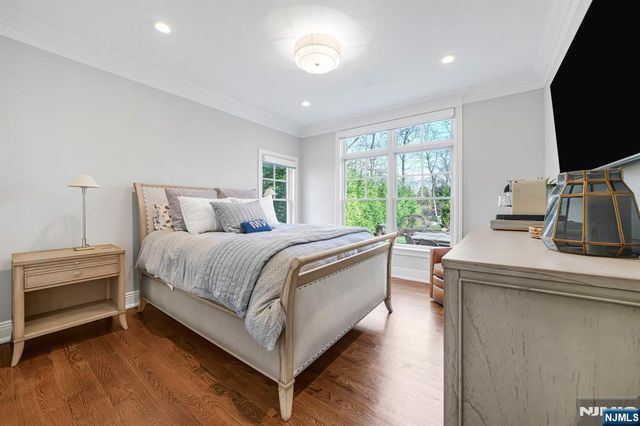 582 Cresthaven Road, Wyckoff, NJ 07481