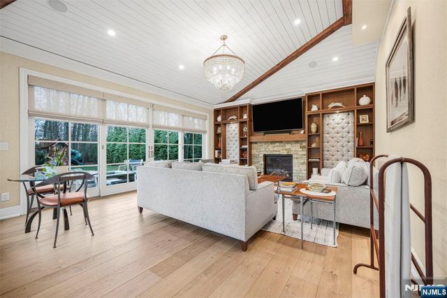 582 Cresthaven Road, Wyckoff, NJ 07481