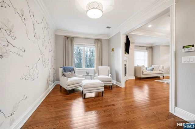 582 Cresthaven Road, Wyckoff, NJ 07481