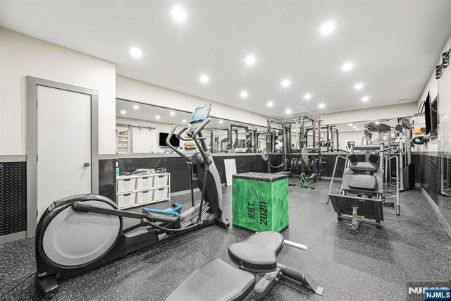 582 Cresthaven Road, Wyckoff, NJ 07481