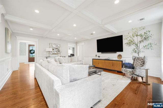 582 Cresthaven Road, Wyckoff, NJ 07481