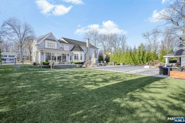 582 Cresthaven Road, Wyckoff, NJ 07481