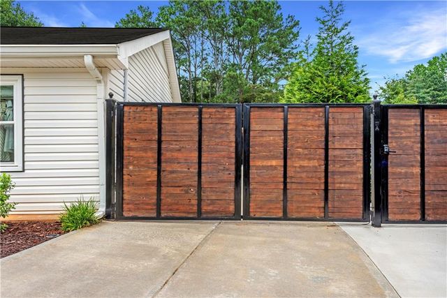 195 Thistlewood Lane, Roswell, GA 30075