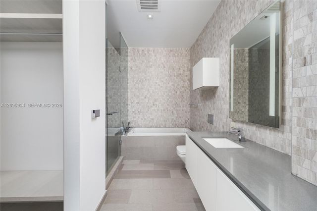 68 SE 6th Street 4006, Miami, FL 33131