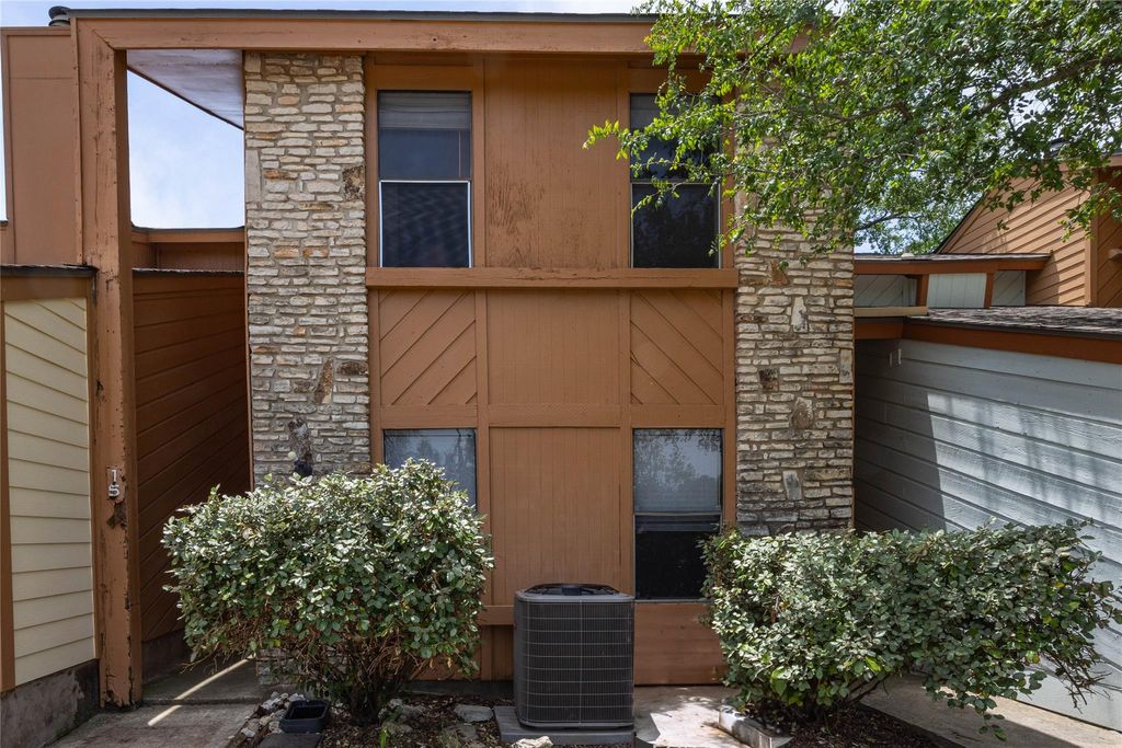 15 Cypress Fairway VLG, Wimberley, TX 78676