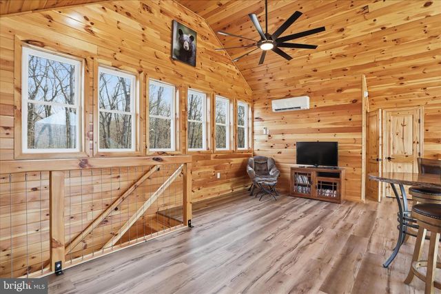 432 LOST POINT LN, Berkeley Springs, WV 25411