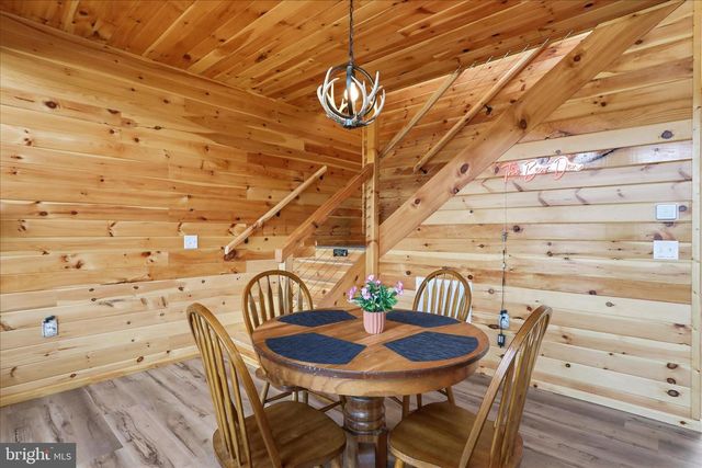 432 LOST POINT LN, Berkeley Springs, WV 25411