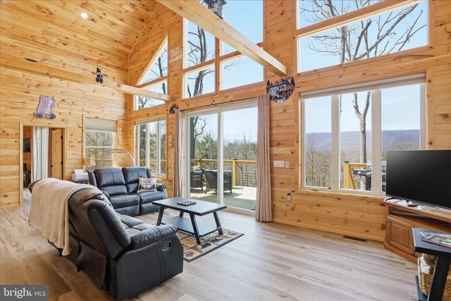 432 LOST POINT LN, Berkeley Springs, WV 25411