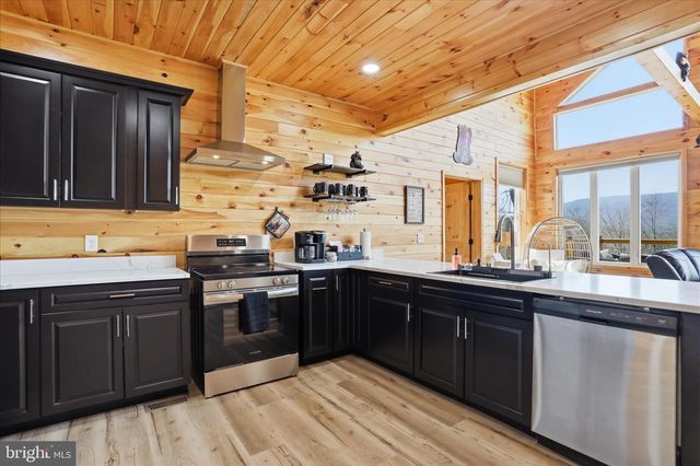 432 LOST POINT LN, Berkeley Springs, WV 25411