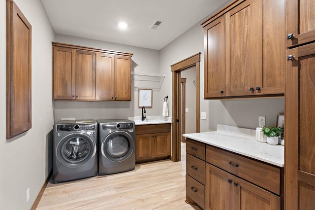 1060 Legend Lane, River Falls, WI 54022