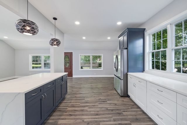 907 Glenwood Avenue, Joliet, IL 60435