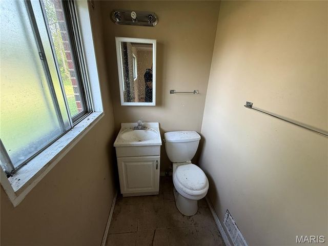9715 Tullamoor Drive, St Louis, MO 63136