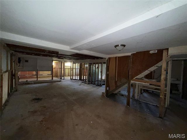 9715 Tullamoor Drive, St Louis, MO 63136
