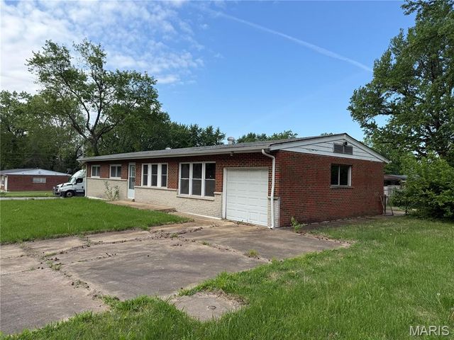 9715 Tullamoor Drive, St Louis, MO 63136