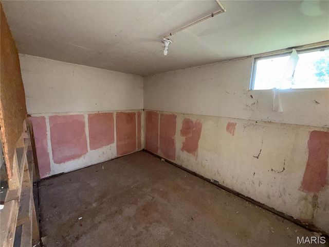 9715 Tullamoor Drive, St Louis, MO 63136