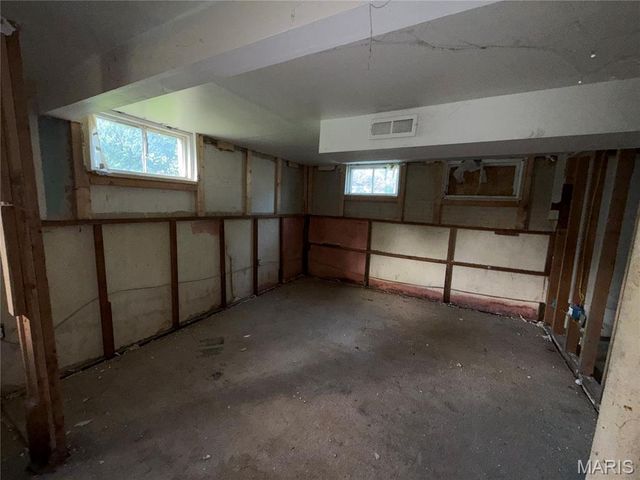 9715 Tullamoor Drive, St Louis, MO 63136