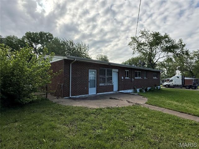 9715 Tullamoor Drive, St Louis, MO 63136