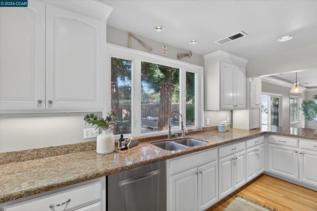 Image 10 of property listing at 4549 Coolidge St, Concord, CA 94521