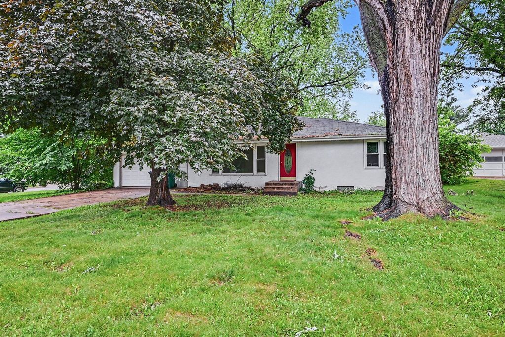 1708 Lydia Avenue W, Roseville, MN 55113
