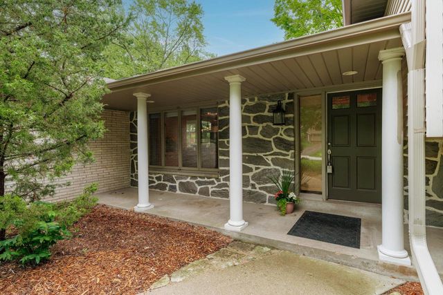 19555 Benington DRIVE, Brookfield, WI 53045