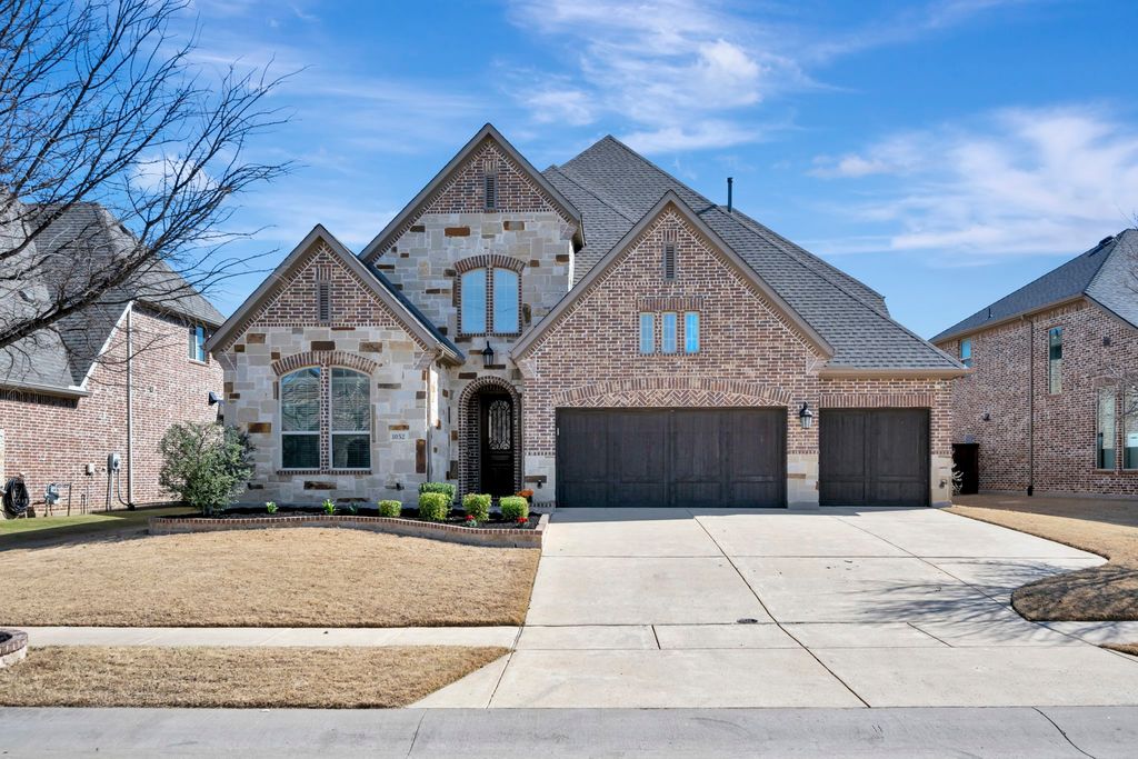 1052 Highpoint Way, Roanoke, TX 76262