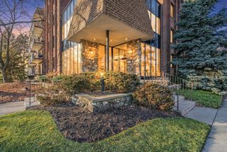 5200 Oakton Street 403, Skokie, IL 60077