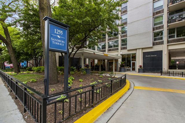 1255 N Sandburg Terrace 2912, Chicago, IL 60610