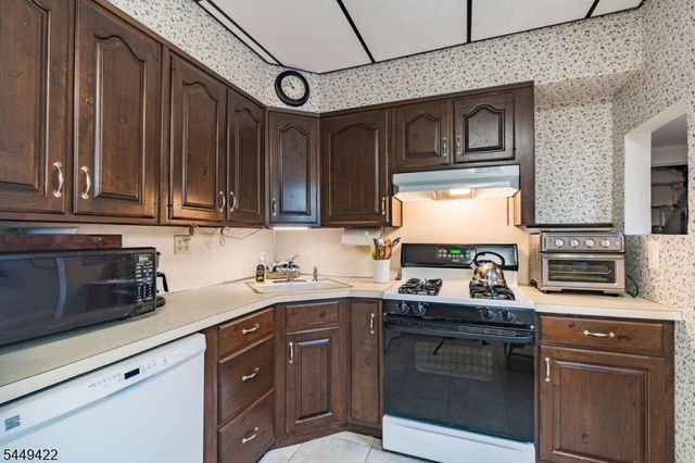 37 W High St, Bound Brook Boro, NJ 08805