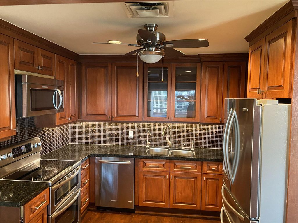 14 Greenway Plaza 13R, Houston, TX 77046