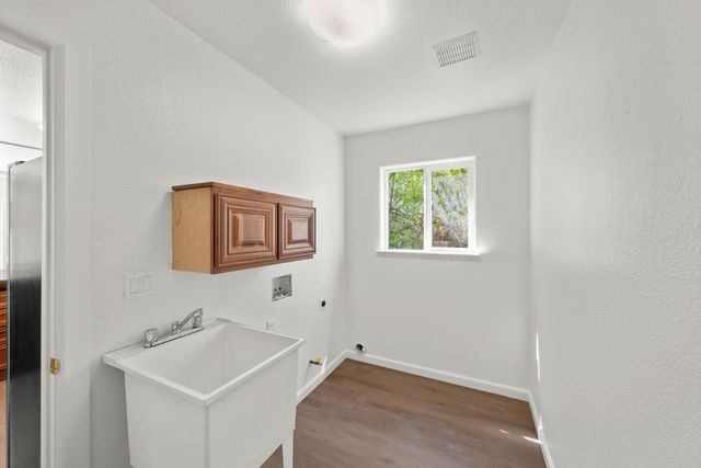 1557 48th St, Sacramento, CA 95819