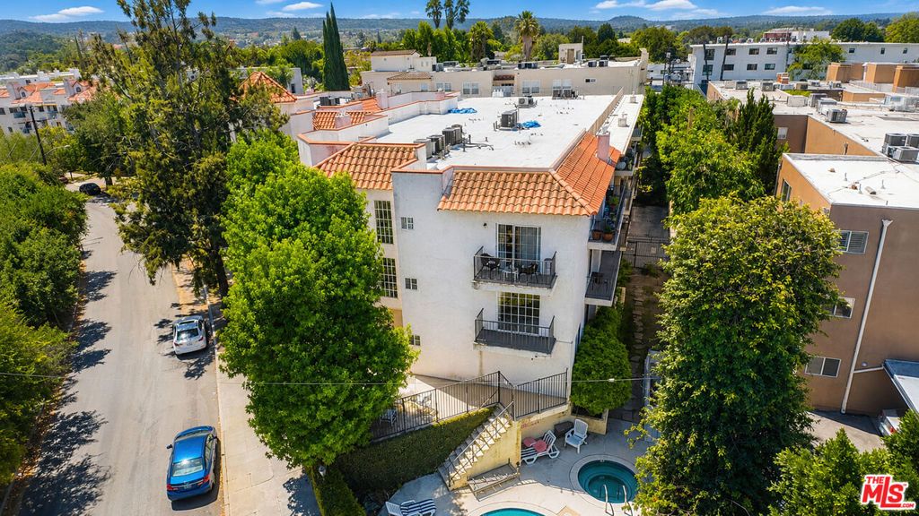 Image 1 of property listing at 4249 Longridge Avenue 209, Studio City, CA 91604