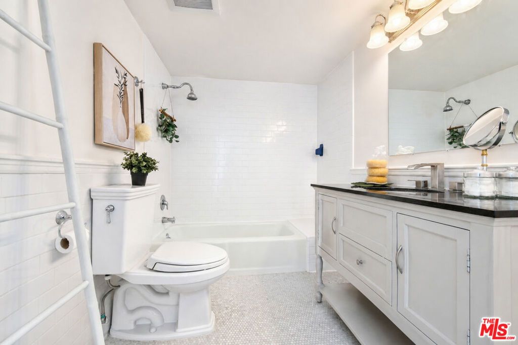Image 13 of property listing at 4249 Longridge Avenue 209, Studio City, CA 91604