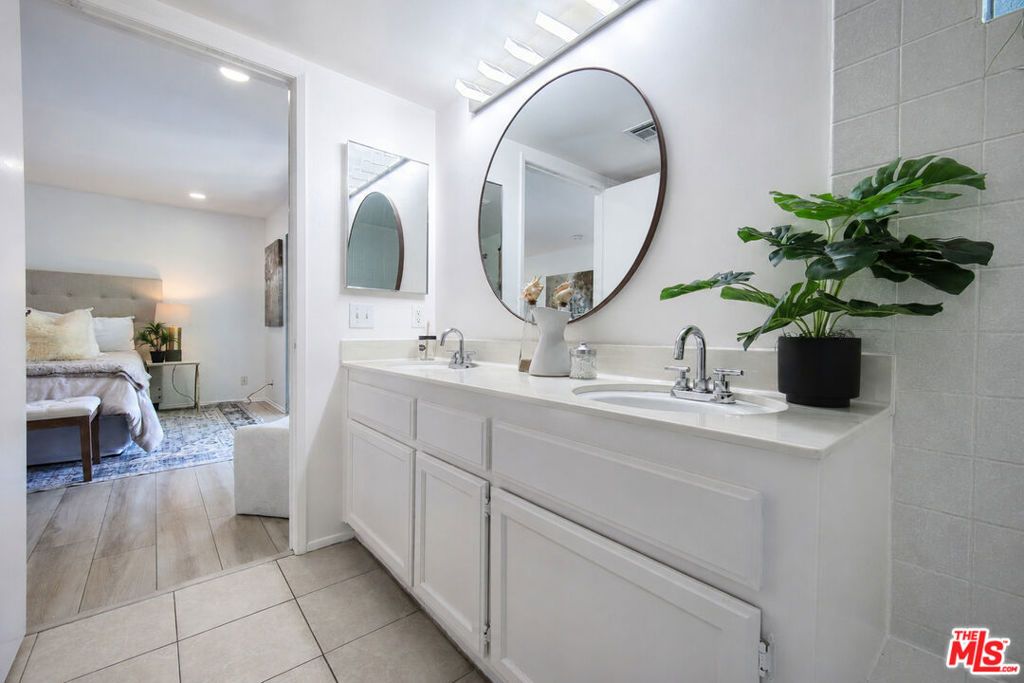 Image 15 of property listing at 4249 Longridge Avenue 209, Studio City, CA 91604