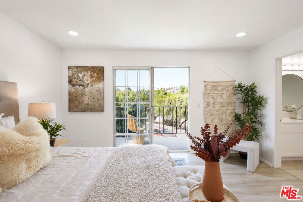 Image 17 of property listing at 4249 Longridge Avenue 209, Studio City, CA 91604