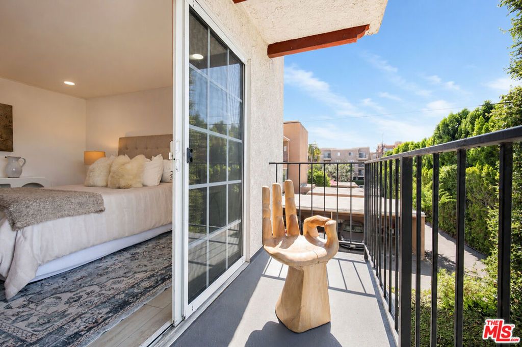Image 18 of property listing at 4249 Longridge Avenue 209, Studio City, CA 91604