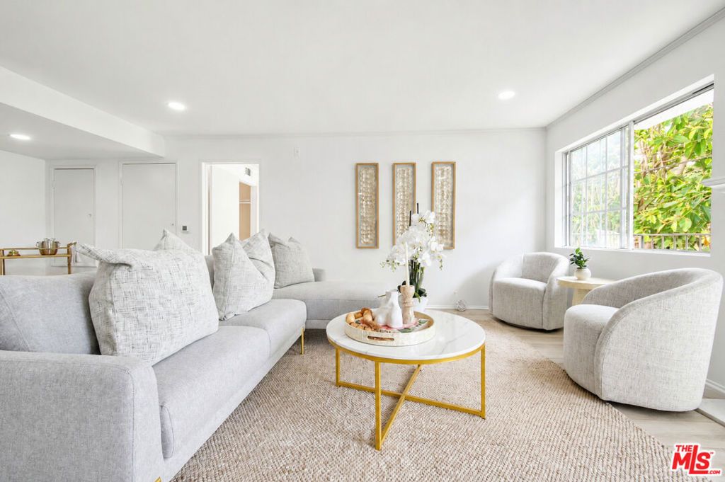 Image 21 of property listing at 4249 Longridge Avenue 209, Studio City, CA 91604
