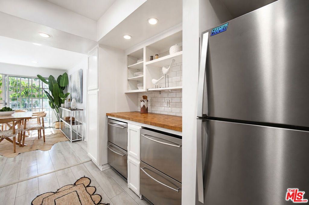 Image 25 of property listing at 4249 Longridge Avenue 209, Studio City, CA 91604