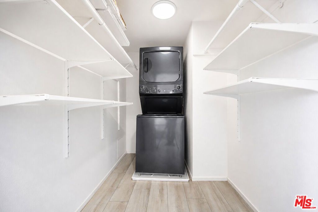 Image 26 of property listing at 4249 Longridge Avenue 209, Studio City, CA 91604