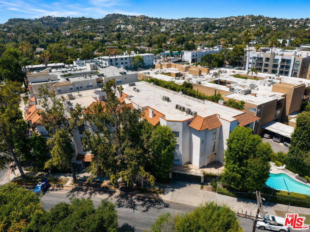 Image 28 of property listing at 4249 Longridge Avenue 209, Studio City, CA 91604