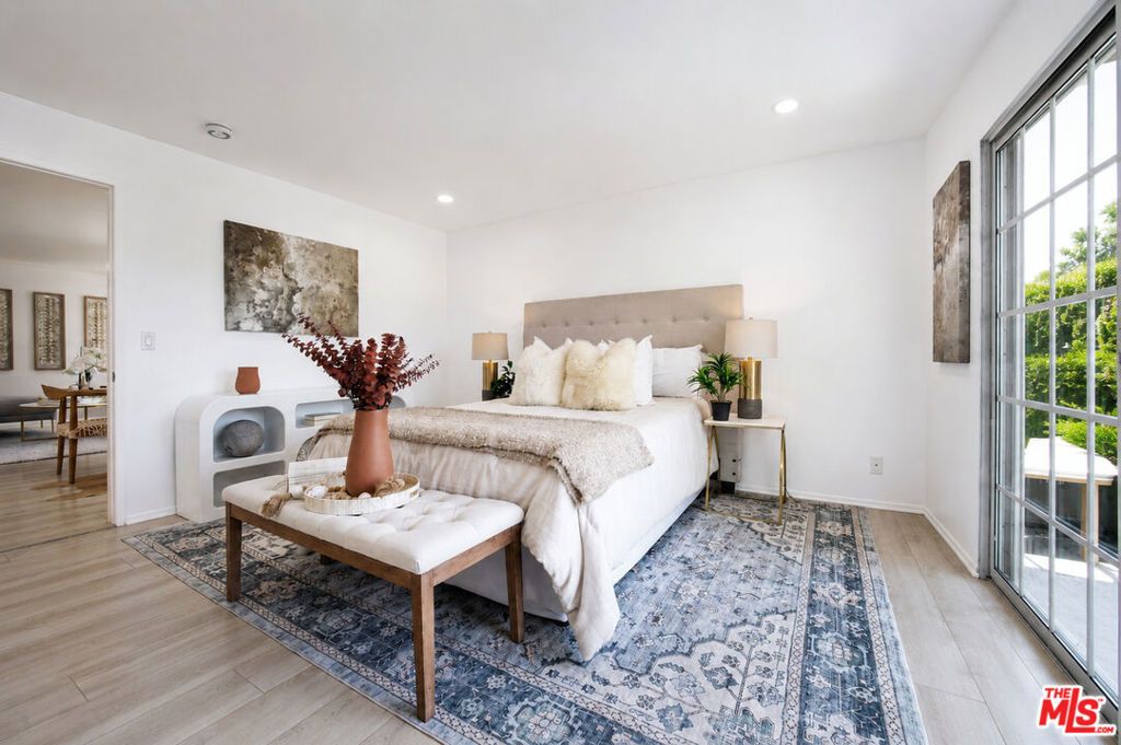 Image 3 of property listing at 4249 Longridge Avenue 209, Studio City, CA 91604