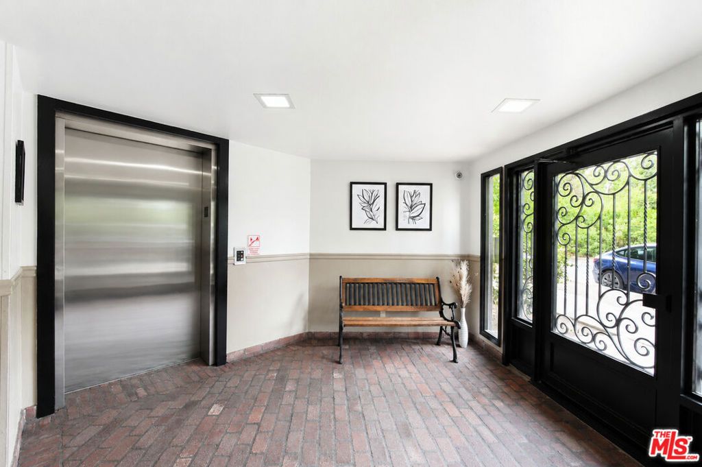 Image 32 of property listing at 4249 Longridge Avenue 209, Studio City, CA 91604