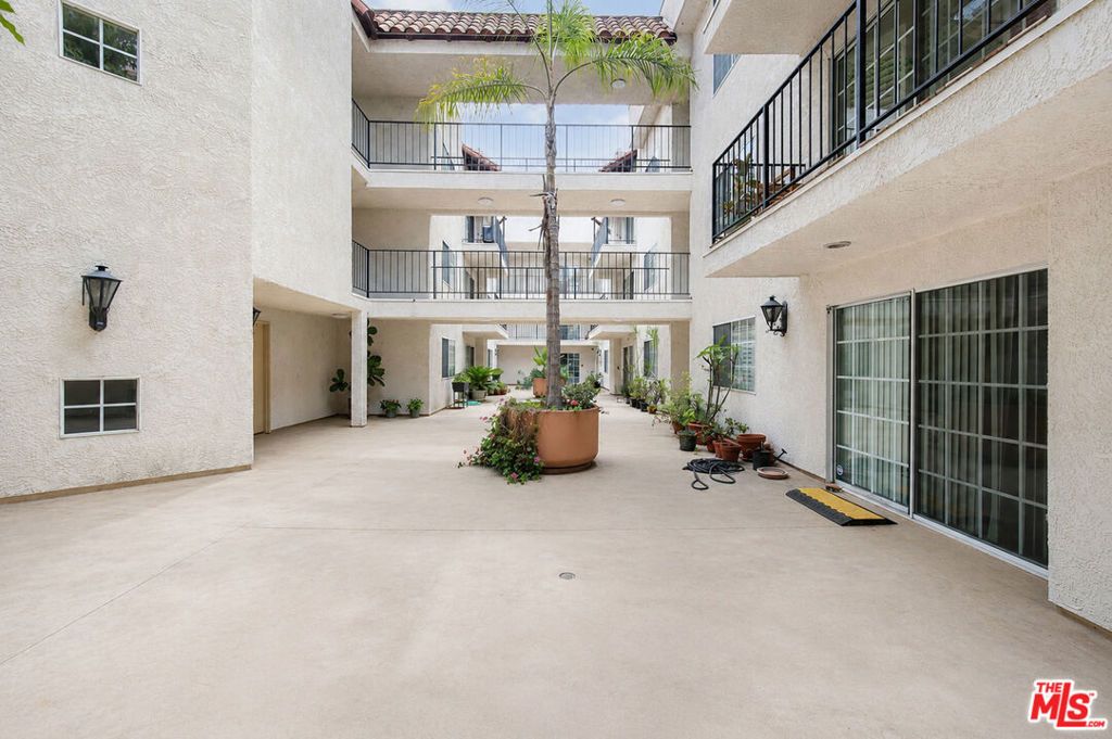 Image 33 of property listing at 4249 Longridge Avenue 209, Studio City, CA 91604