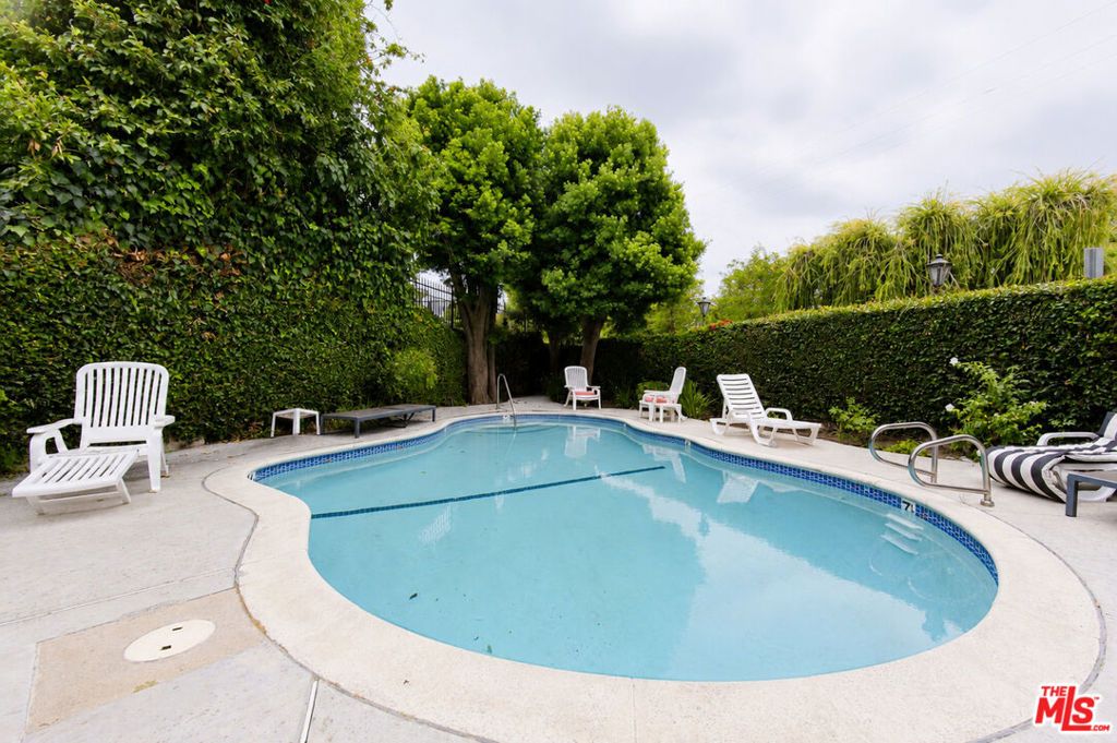 Image 36 of property listing at 4249 Longridge Avenue 209, Studio City, CA 91604