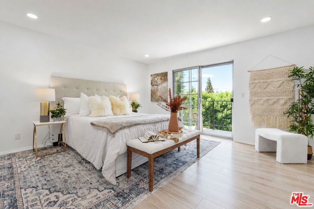 Image 4 of property listing at 4249 Longridge Avenue 209, Studio City, CA 91604
