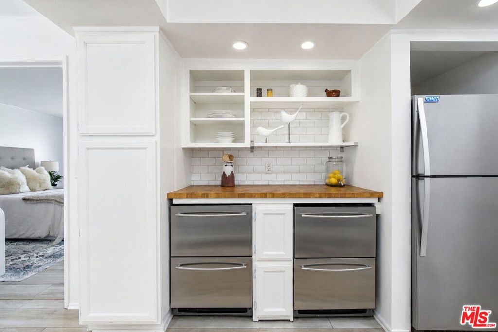 Image 5 of property listing at 4249 Longridge Avenue 209, Studio City, CA 91604