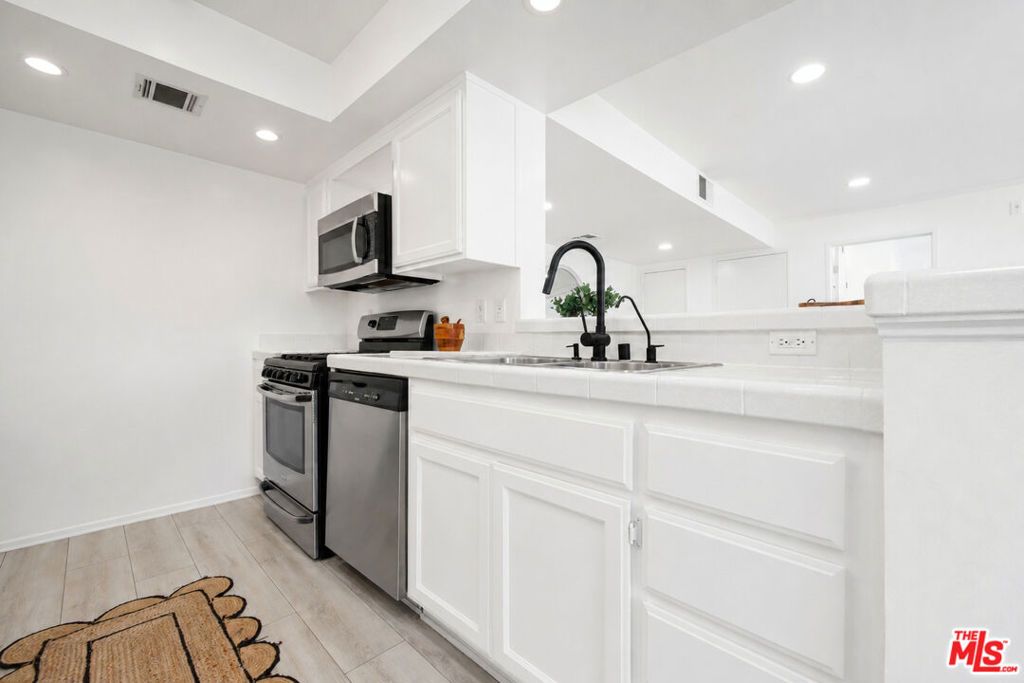 Image 7 of property listing at 4249 Longridge Avenue 209, Studio City, CA 91604