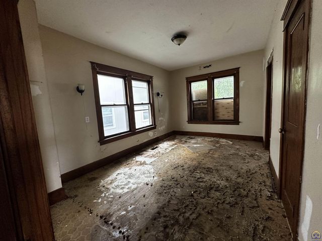 1247 SW Tyler ST, Topeka, KS 66612