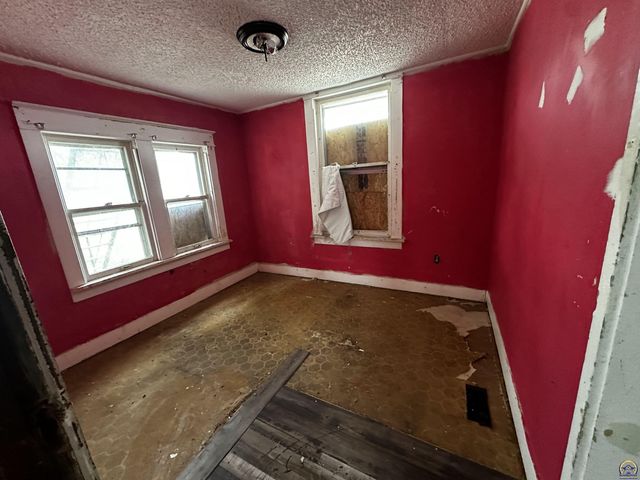 1247 SW Tyler ST, Topeka, KS 66612