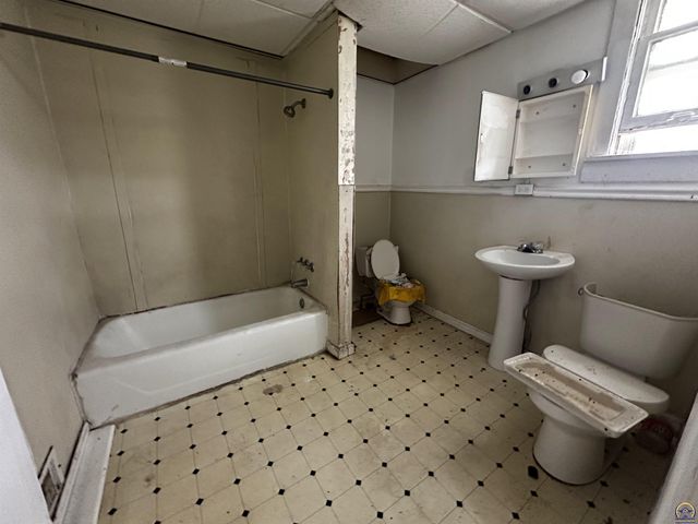 1247 SW Tyler ST, Topeka, KS 66612